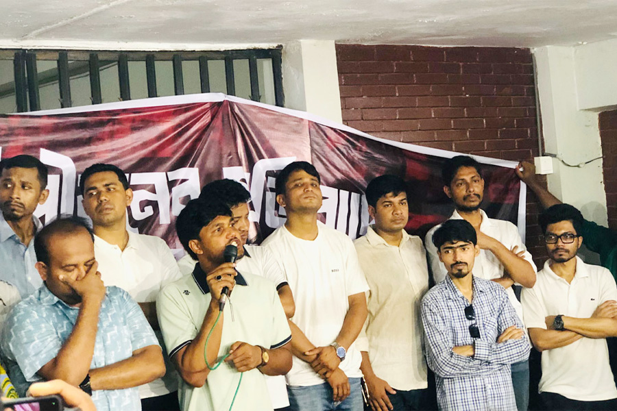 ধর্ষণের হুমকির প্রতিবাদে ঢাবি ছাত্রদলের বিক্ষোভ