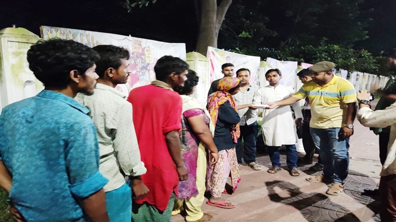 খালেদা জিয়ার জন্মদিনে ঢাবিতে খাবার বিতরণ