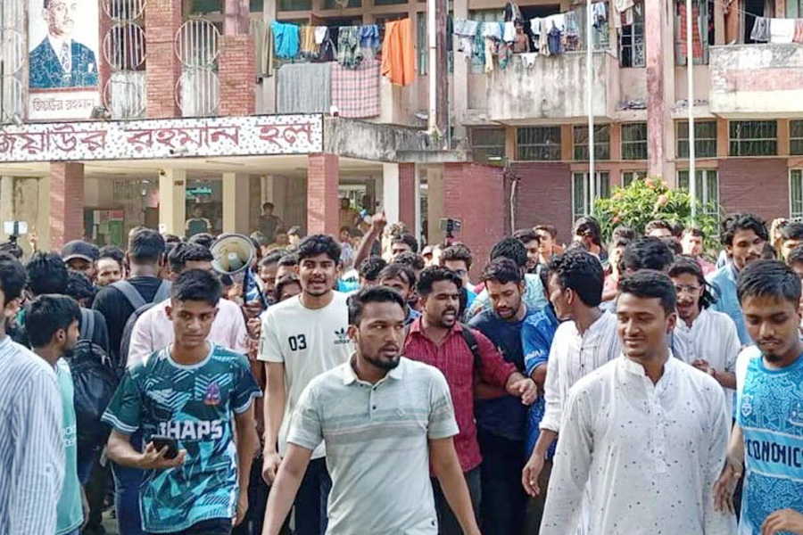 ক্যাম্পাসে ডাকসু নির্বাচন স্থগিতের প্রতিবাদে উত্তাল ঢাবি