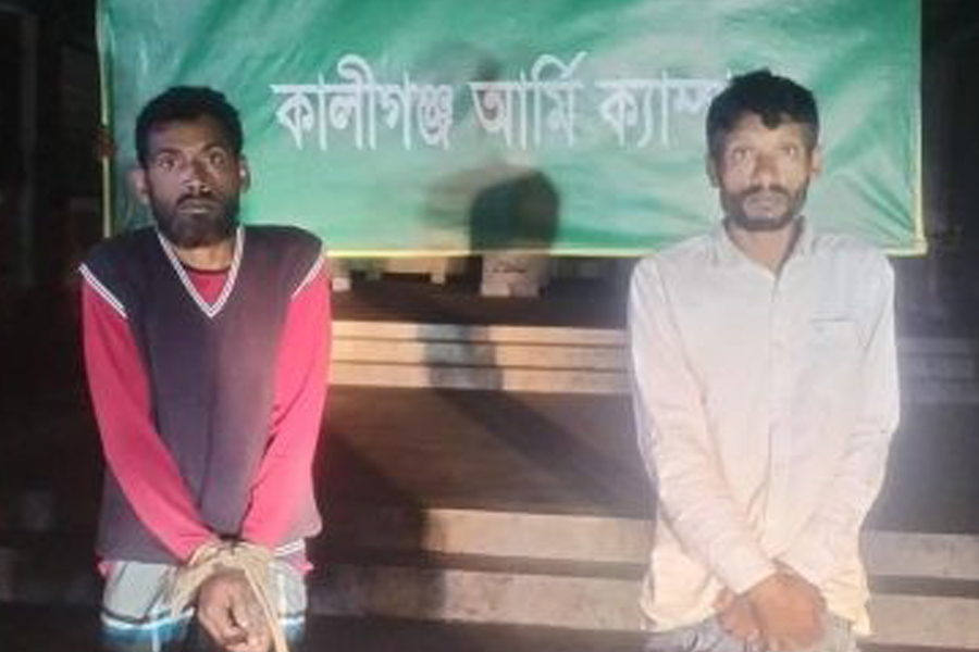 ম্যাগাজিনসহ ইয়ার ডাকাতের দুই সহযোগী গ্রেপ্তার