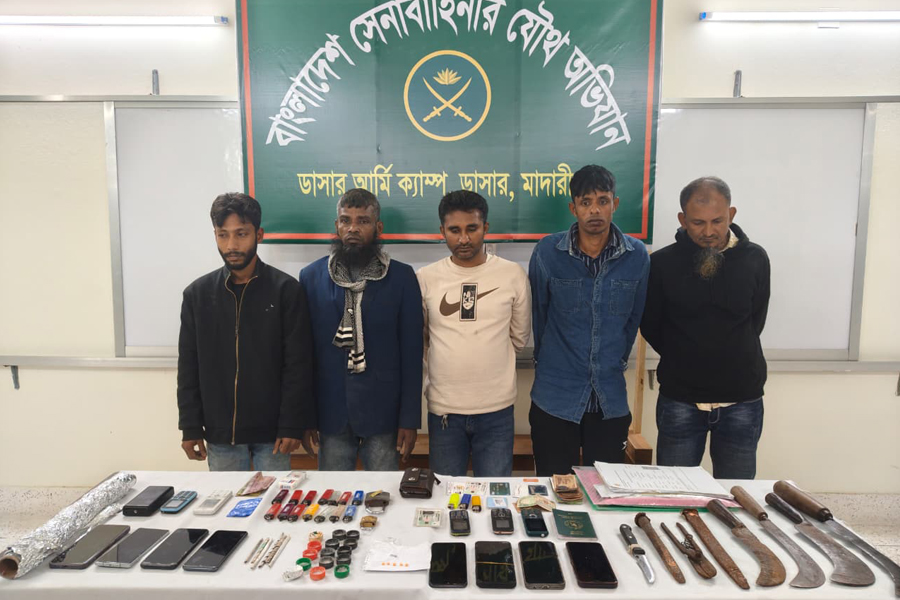 ডাসারে যৌথ অভিযানে দেশীয় অস্ত্র ও মাদক উদ্ধার