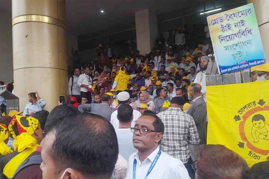 ৬ দফা দাবিতে স্বাস্থ্য অধিদপ্তর ঘেরাও করেছেন স্বাস্থ্য সহকারীরা