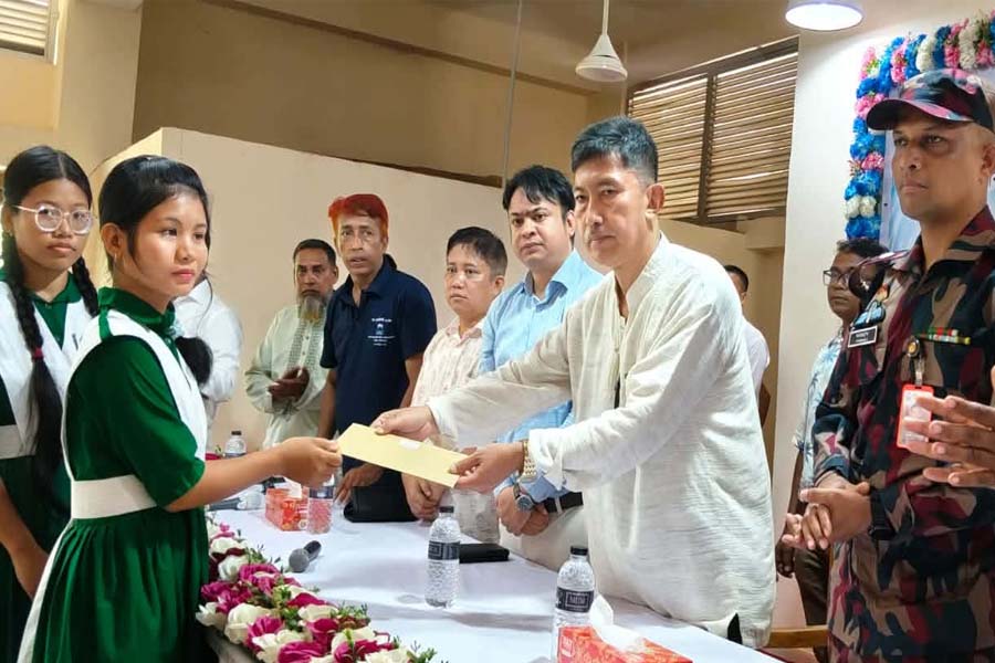 ইশিকার পাশে দাঁড়িয়ে মানবিক দৃষ্টান্ত মন্ত্রী দীপেন দেওয়ানের