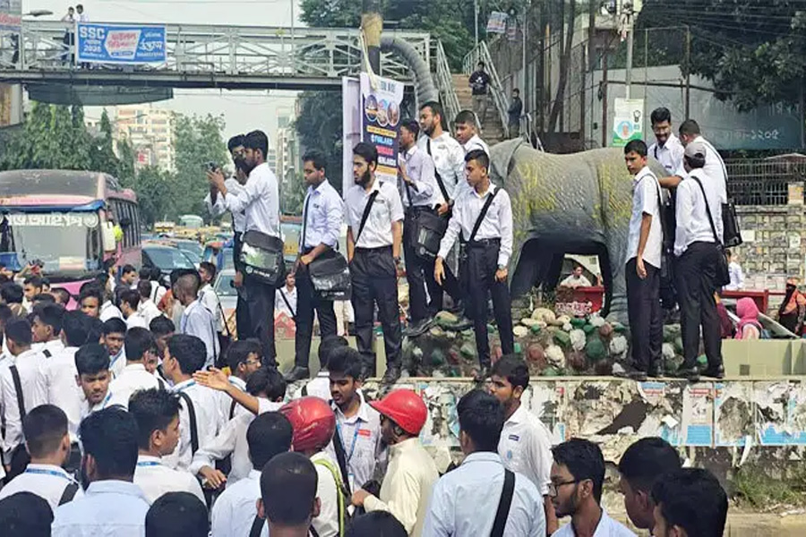 ঢাকা কলেজ শিক্ষার্থীরা আধা ঘণ্টার অবরোধ শেষে সড়ক ছাড়লো