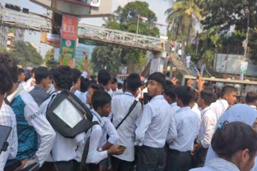 অধ্যক্ষের অনুরোধে সায়েন্সল্যাব অবরোধ প্রত্যাহার করল শিক্ষার্থীরা