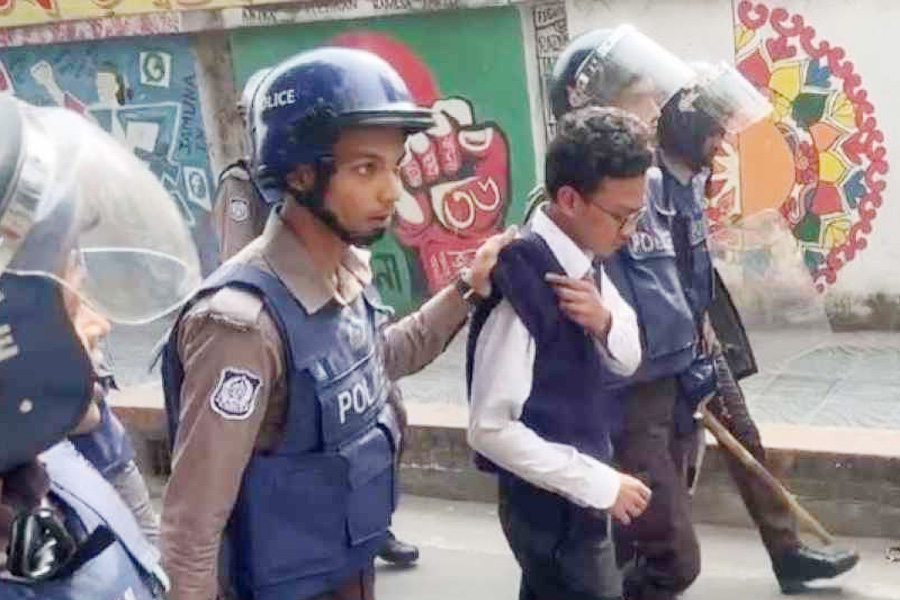 ঢাকা কলেজ ও আইডিয়াল কলেজ শিক্ষার্থীদের সংঘর্ষ, যানজটের সৃষ্টি