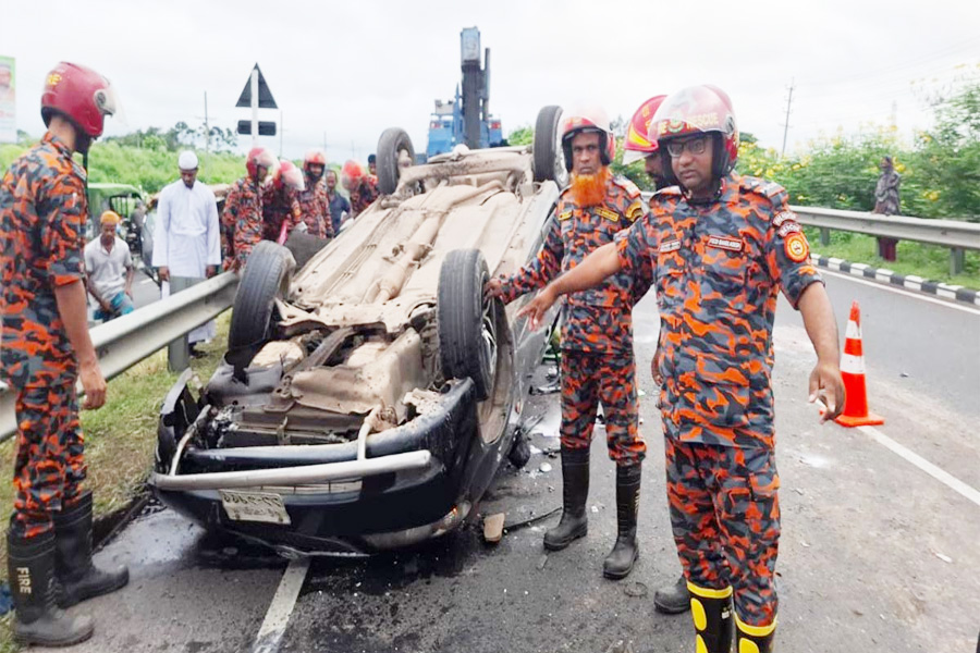 ঢাকা-মাওয়া এক্সপ্রেসওয়েতে প্রাইভেটকার উল্টে নিহত ৩