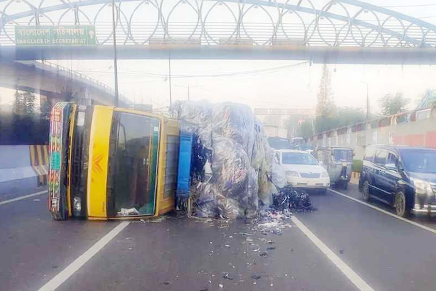 নিকুঞ্জে ট্রাক উল্টে এয়ারপোর্ট রোডে তীব্র যানজট