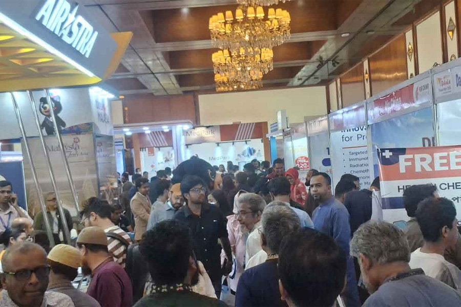 ঢাকা ট্রাভেল মার্টে দর্শনার্থীর ঢল