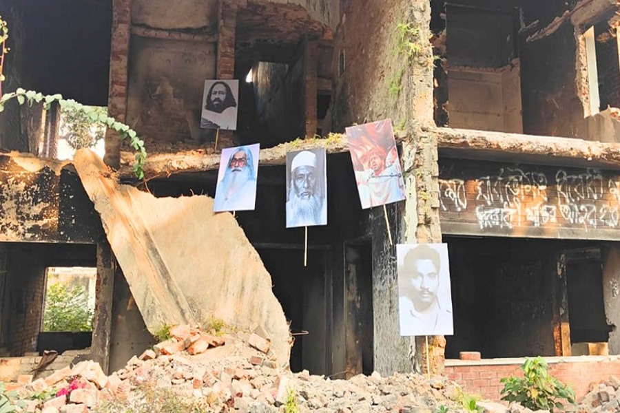 ধানমন্ডি ৩২-এ টাঙানো হলো হাদি ও ভাসানীর ছবি