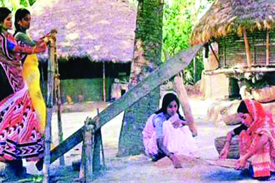 বিলুপ্তির পথে গ্রাম বাংলার ‘ঢেঁকি’