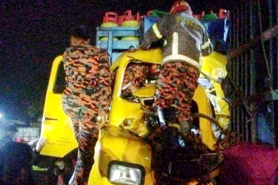 ঘোড়াঘাটে বিকল ট্রাকে ধাক্কা, চালকের সহকারী নিহত