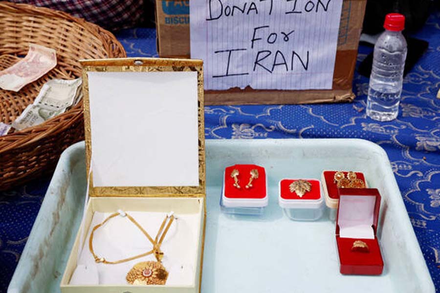 ইরানিদের সহায়তায় দু হাত খুলে দান করছে কাশ্মীরিরা