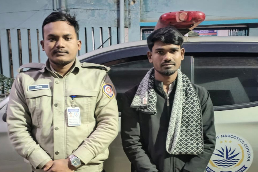 নীলফামারীতে ওষুধের দোকানের আড়ালে মাদক বিক্রি, আটক ১