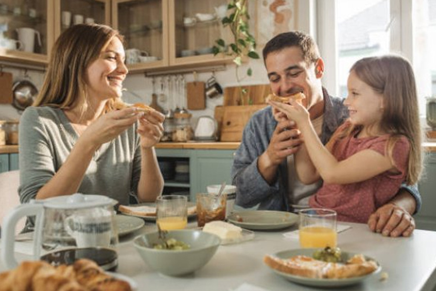খাবার নিয়ে সন্তানকে আড়ালে যেতে দেবেন না