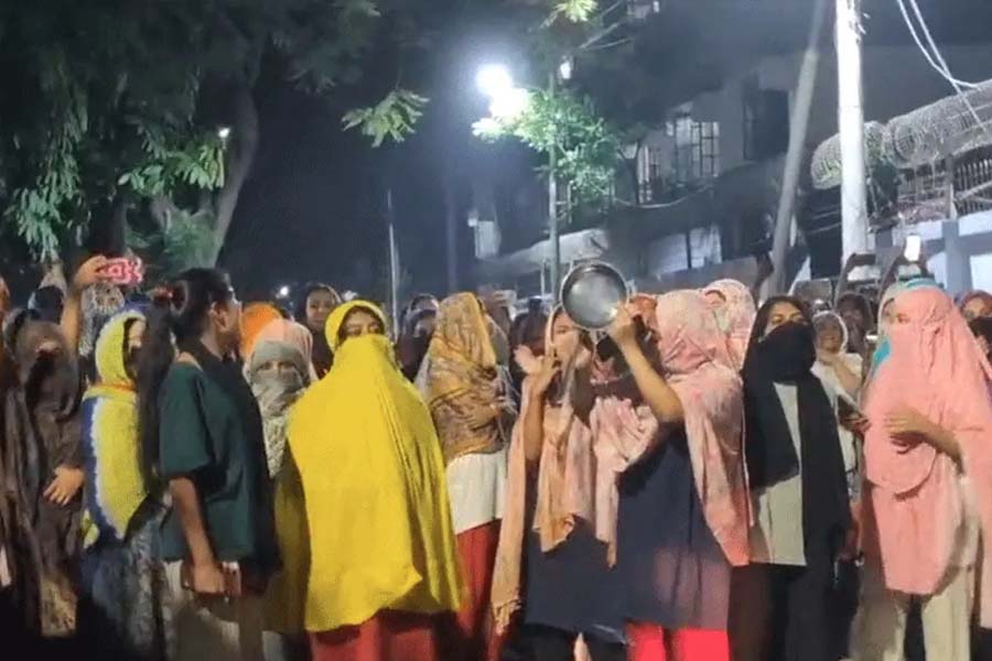 মধ্যরাতে ইডেন কলেজে বিক্ষোভ, ব্যানার-ফেস্টুনে আগুন