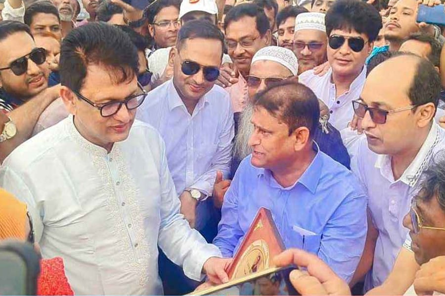 মান্দায় সংবর্ধনা অনুষ্ঠানে শিক্ষামন্ত্রী ড. আ ন ম এহছানুল হক মিলনের কাছে এমপিওভুক্তির দাবি তুলে ধরছেন ইকরামুল বারী টিপু। ছবি: সংগৃহীত