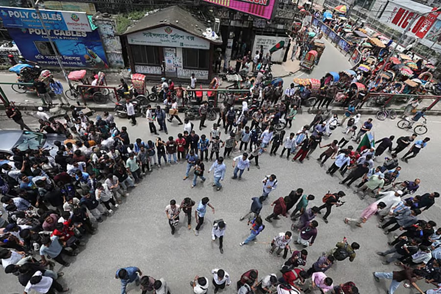 শিক্ষামন্ত্রীর পদত্যাগের দাবিতে রাজধানীর সায়েন্স ল্যাব এলাকায় সড়ক অবরোধ করে বিক্ষোভ করছেন শিক্ষার্থীরা। ছবি: সংগৃহীত