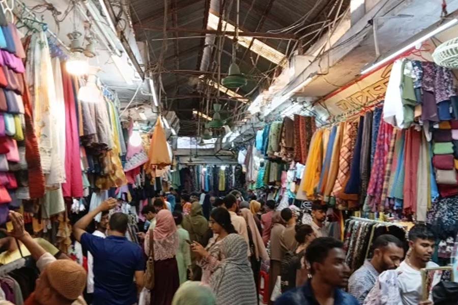 বৃষ্টিতেও জমে উঠেছে শেষ মুহূর্তের কেনাকাটা