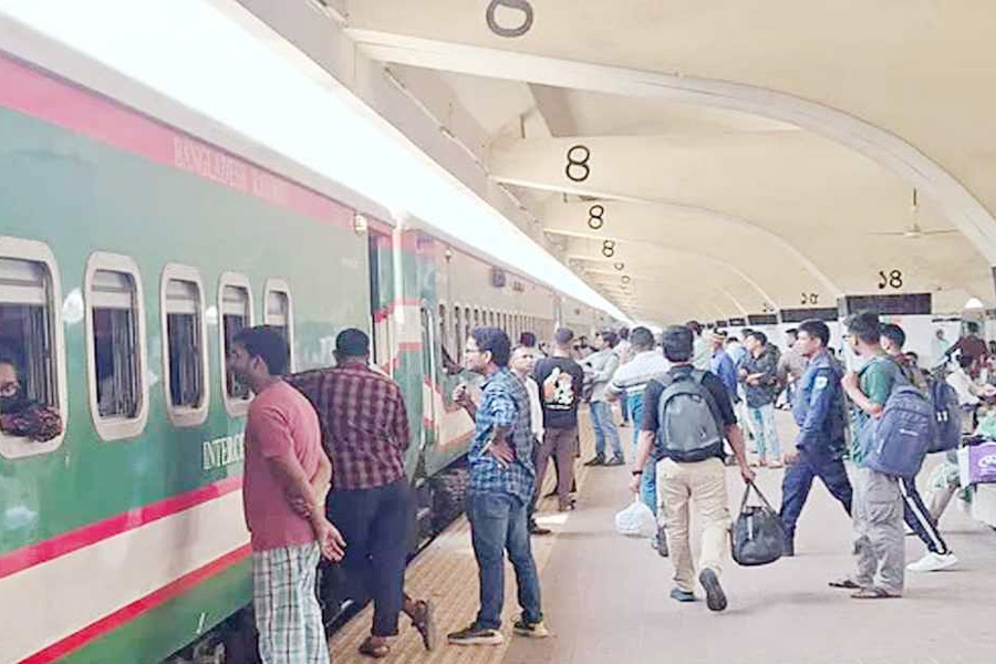 কমলাপুর রেলওয়ে স্টেশনে কমেছে যাত্রীর ভিড়, স্বস্তিতে যাত্রীরা