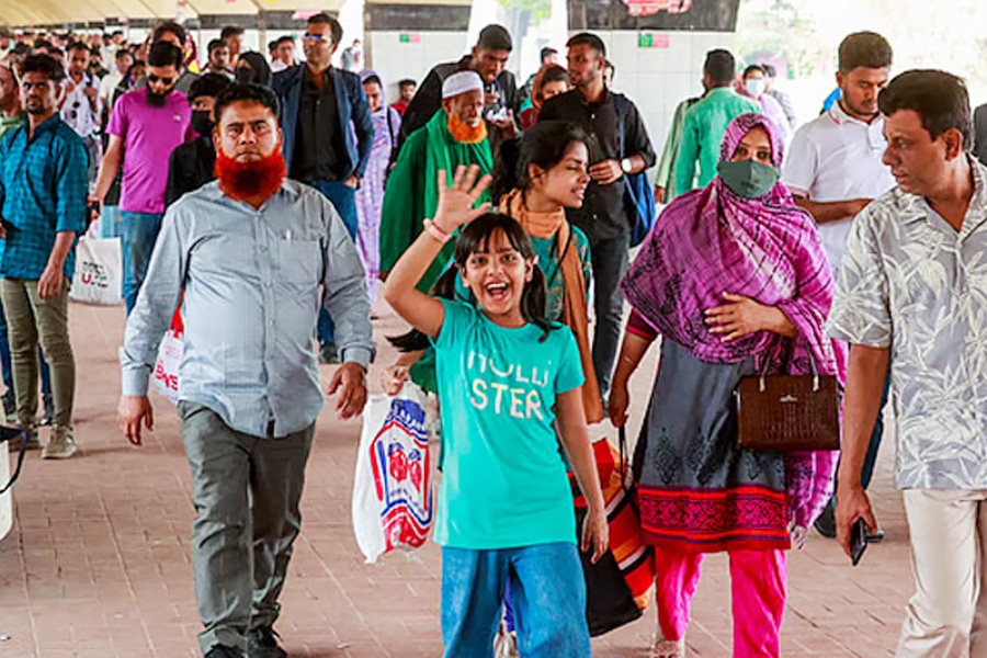 ঈদ শেষে রাজধানীমুখী মানুষের ঢল