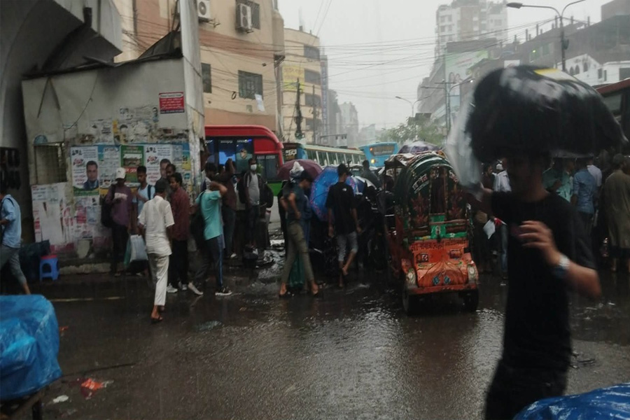 ঈদযাত্রায় বৃষ্টির বাগড়া, ভোগান্তিতে যাত্রীরা