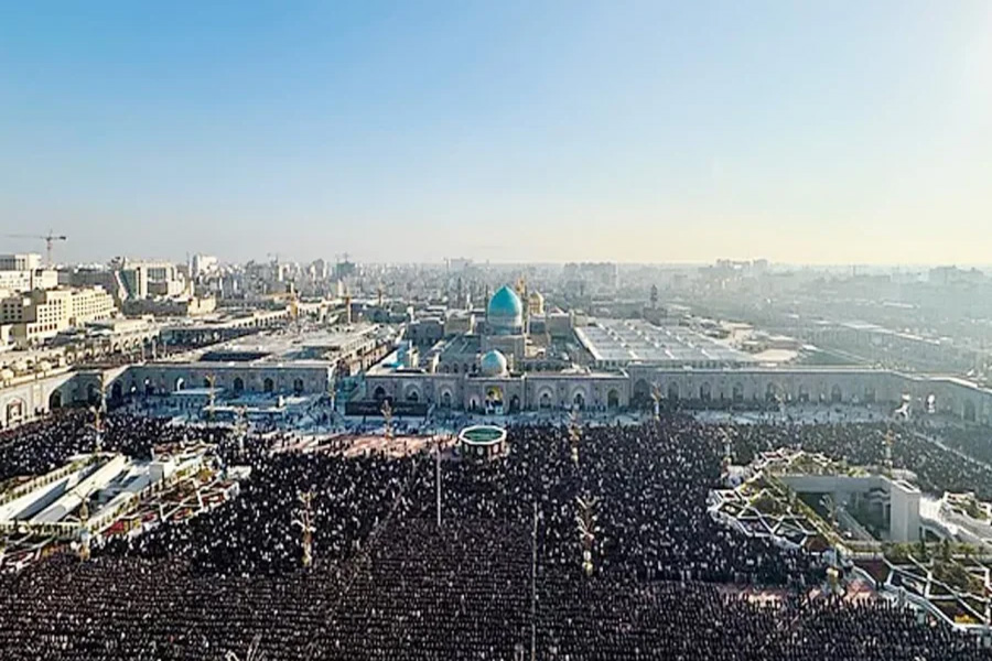 যুদ্ধের মধ্যে উন্মুক্ত ময়দানে ঈদের নামাজ পড়েছে ইরানিরা