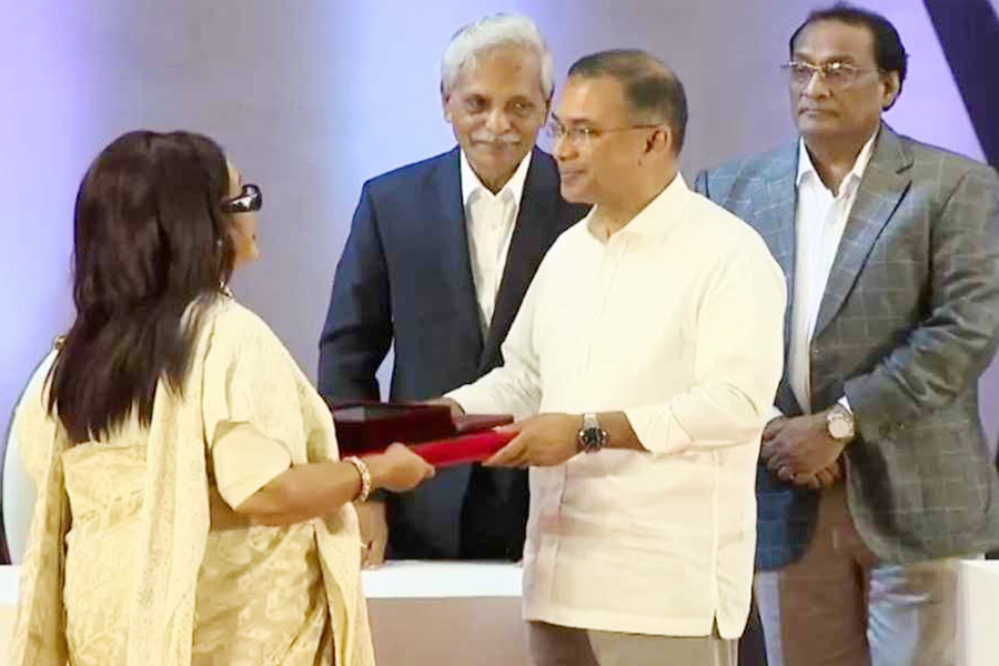 একুশে পদক প্রদান করছেন প্রধানমন্ত্রী তারেক রহমান