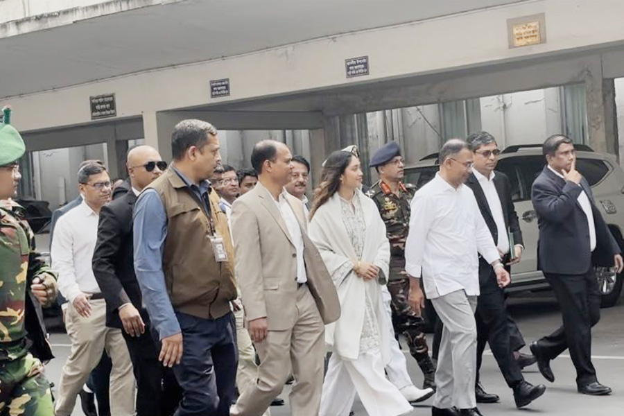 সচিবালয় থেকে হেঁটে ওসমানী স্মৃতি মিলনায়তনে গেলেন প্রধানমন্ত্রী