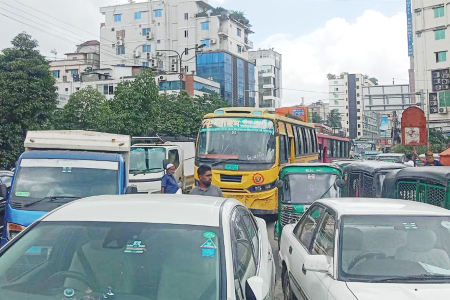 কুড়িলে শ্রমিকদের সড়ক অবরোধ, যান চলাচল বন্ধ