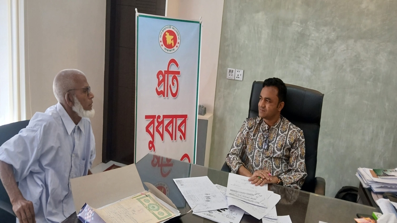 ইউএনওর বদলির খবর শুনে নওগাঁর মান্দা উপজেলা বাসীর চোখে জল