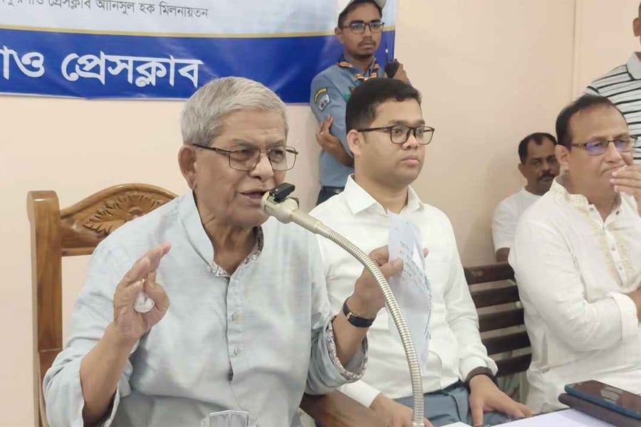 ঠাকুরগাঁও প্রেসক্লাবের নবনির্বাচিত কমিটির সঙ্গে শুভেচ্ছা বিনিময় অনুষ্ঠানে বক্তব্য দেন মির্জা ফখরুল ইসলাম আলমগীর। ছবি: সংগৃহীত