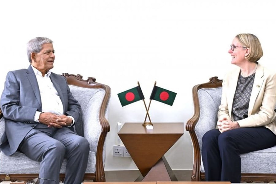 সচিবালয়ে মির্জা ফখরুল ইসলাম আলমগীরের সঙ্গে সৌজন্য সাক্ষাৎ করেন সারা কুক। ছবি: ভিওডি বাংলা