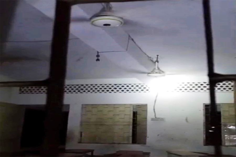 খোকসায় সরকারি প্রাথমিক বিদ্যালয়ে রাতেও চলছে ১২ ফ্যান