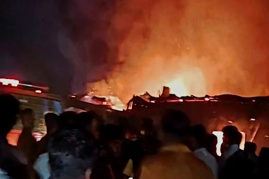 কাদিরদী বাজারে অগ্নিকাণ্ডে পুড়ল ১৭ দোকান