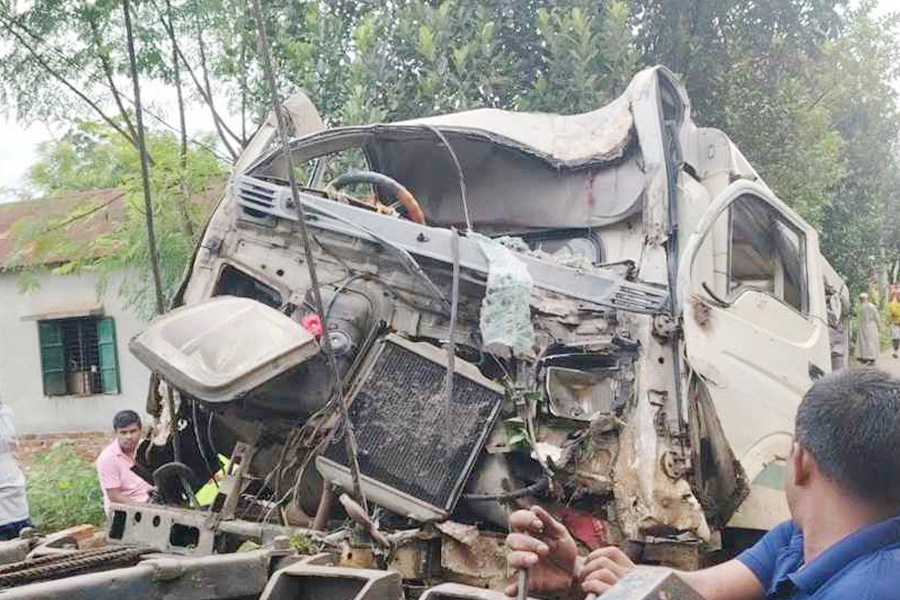 শ্রীপুরে লেগুনা দুর্ঘটনায় নারী শ্রমিক নিহত, আহত ১২