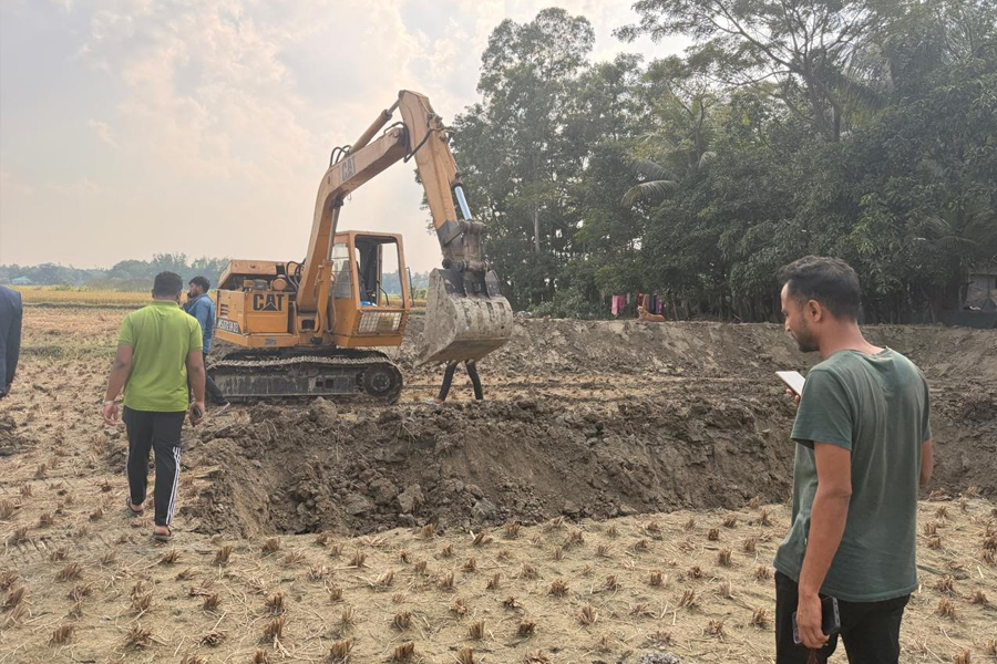 প্রশাসনের সাঁড়াশি অভিযানেও থামছে না ফসলি জমির মাটি লুট