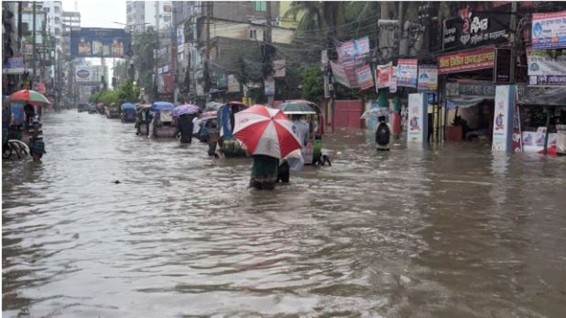 বাঁধ ভেঙে ফেনীর ২০ গ্রাম প্লাবিত, প্রস্তুত ১৩১ আশ্রয়কেন্দ্র