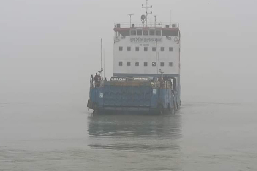 পাঁচ ঘণ্টা পর দৌলতদিয়া-পাটুরিয়ায় ফেরি চলাচল শুরু