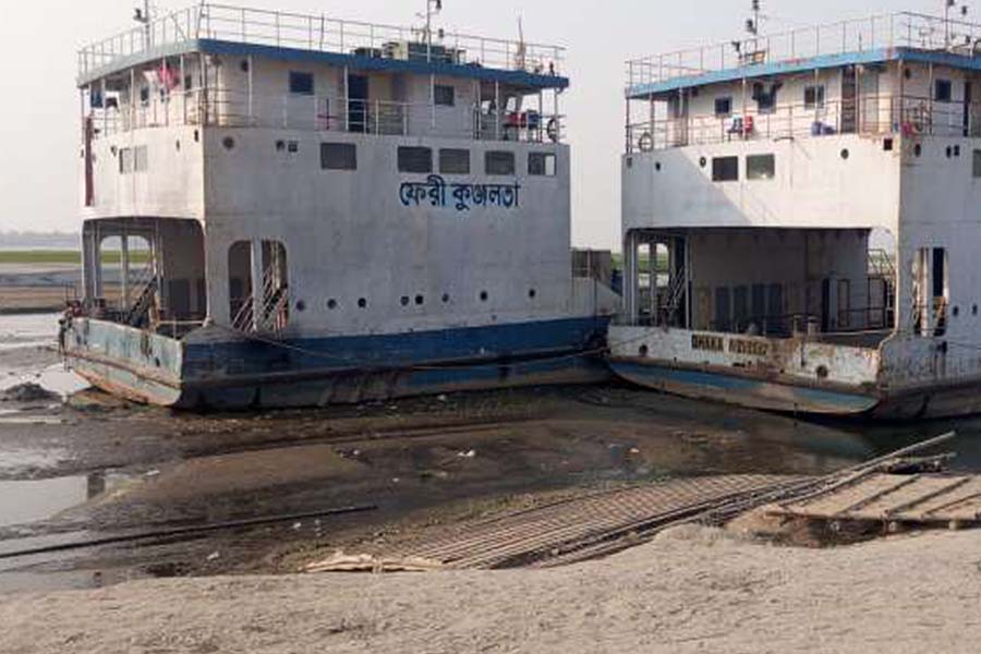 নাব্যতা সংকটে নীরব বালুচরে বন্দী রৌমারী–চিলমারী ফেরি