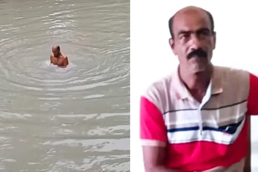 ৫০০ টাকার বাজিতে খালে শতবার ডুব