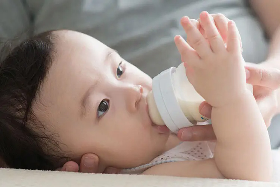 ফিডারে দুধ খাওয়াচ্ছেন? অজান্তেই বাড়াচ্ছেন শিশুর মারাত্মক স্বাস্থ্যঝুঁকি