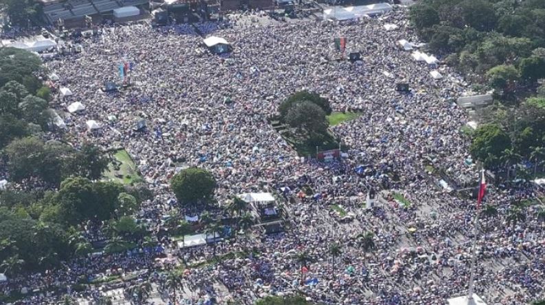 প্রেসিডেন্টের পদত্যাগ দাবিতে বিক্ষোভে ফুঁসে উঠেছে ফিলিপাইনের জনতা