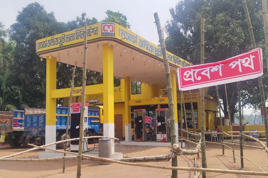 বন্ধ ফিলিং স্টেশন রক্ষায় বাঁশের বেড়া