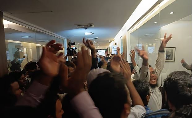 অর্থ উপদেষ্টাকে অবরুদ্ধ: ১৪ কর্মকর্তা-কর্মচারীকে বরখাস্ত