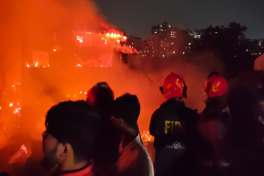 ৫ ঘণ্টা পর নিয়ন্ত্রণে কড়াইল বস্তির আগুন