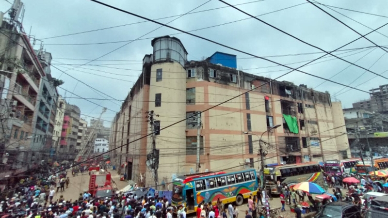 গুলিস্তানে সুন্দরবন মার্কেটের আগুন নিয়ন্ত্রণে