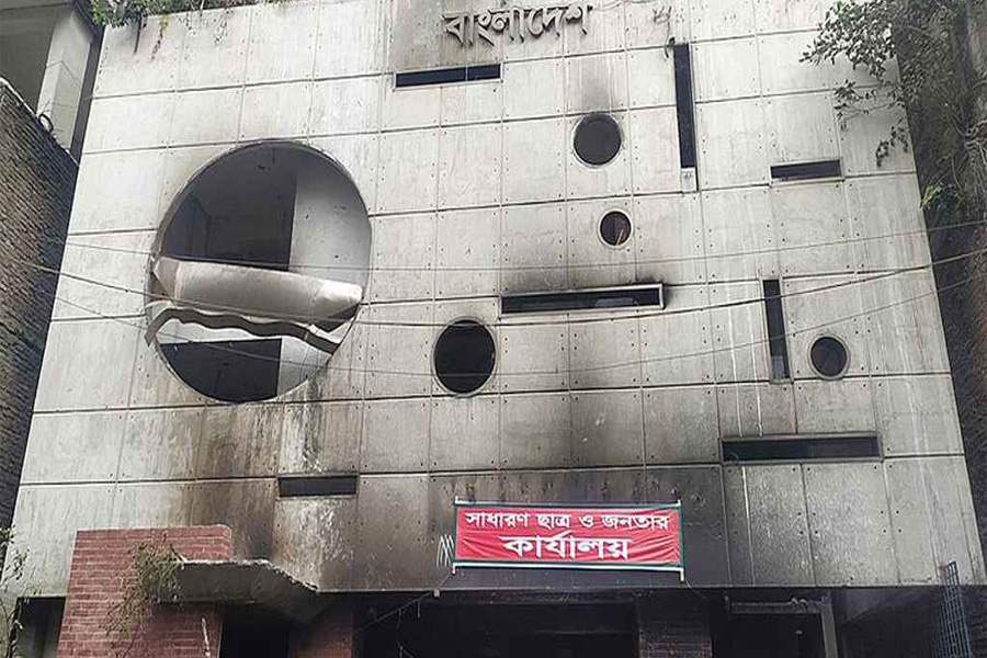 আওয়ামী লীগের কেন্দ্রীয় কার্যালয়ে আগুন, উত্তপ্ত পরিস্থিতি