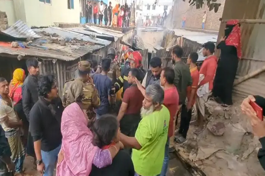 চাঁদ উদ্যান এলাকায় একটি বস্তিতে আগুন