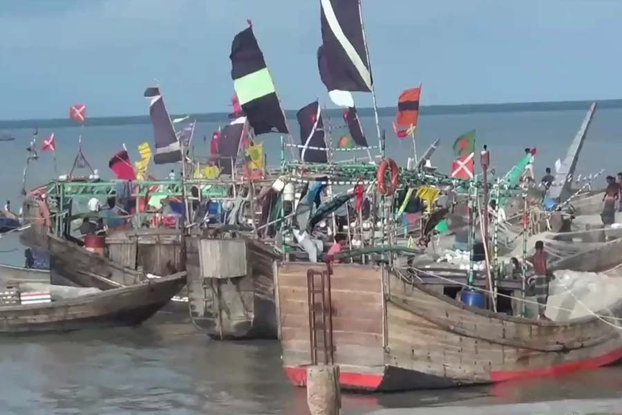মাঝরাত থেকে ৫৮ দিনের জন্য বন্ধ হচ্ছে সাগরে মাছ ধরা